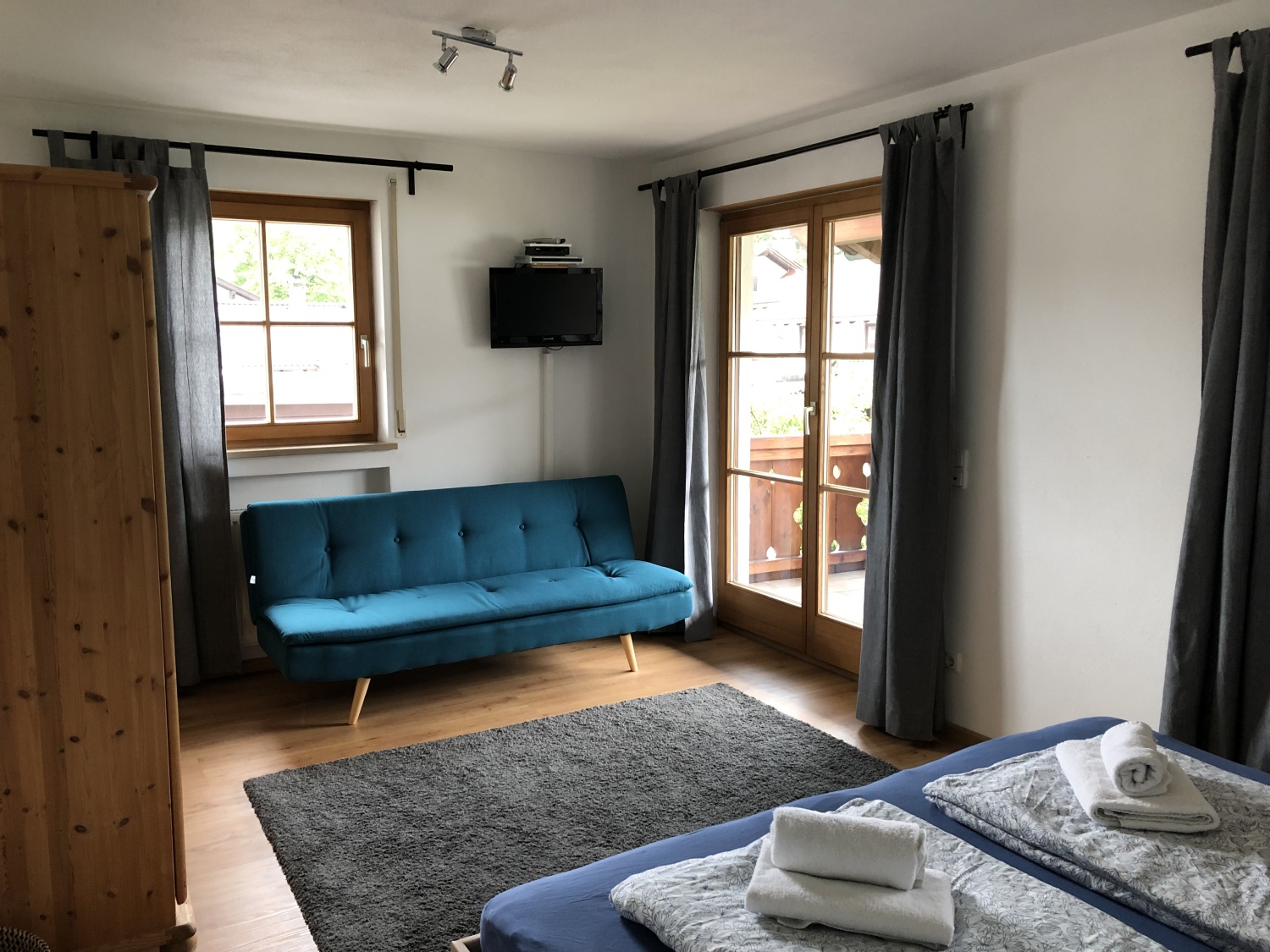 ferienwohnung_trenkwalder_garmisch_angelika_schlafzimmer1.JPG