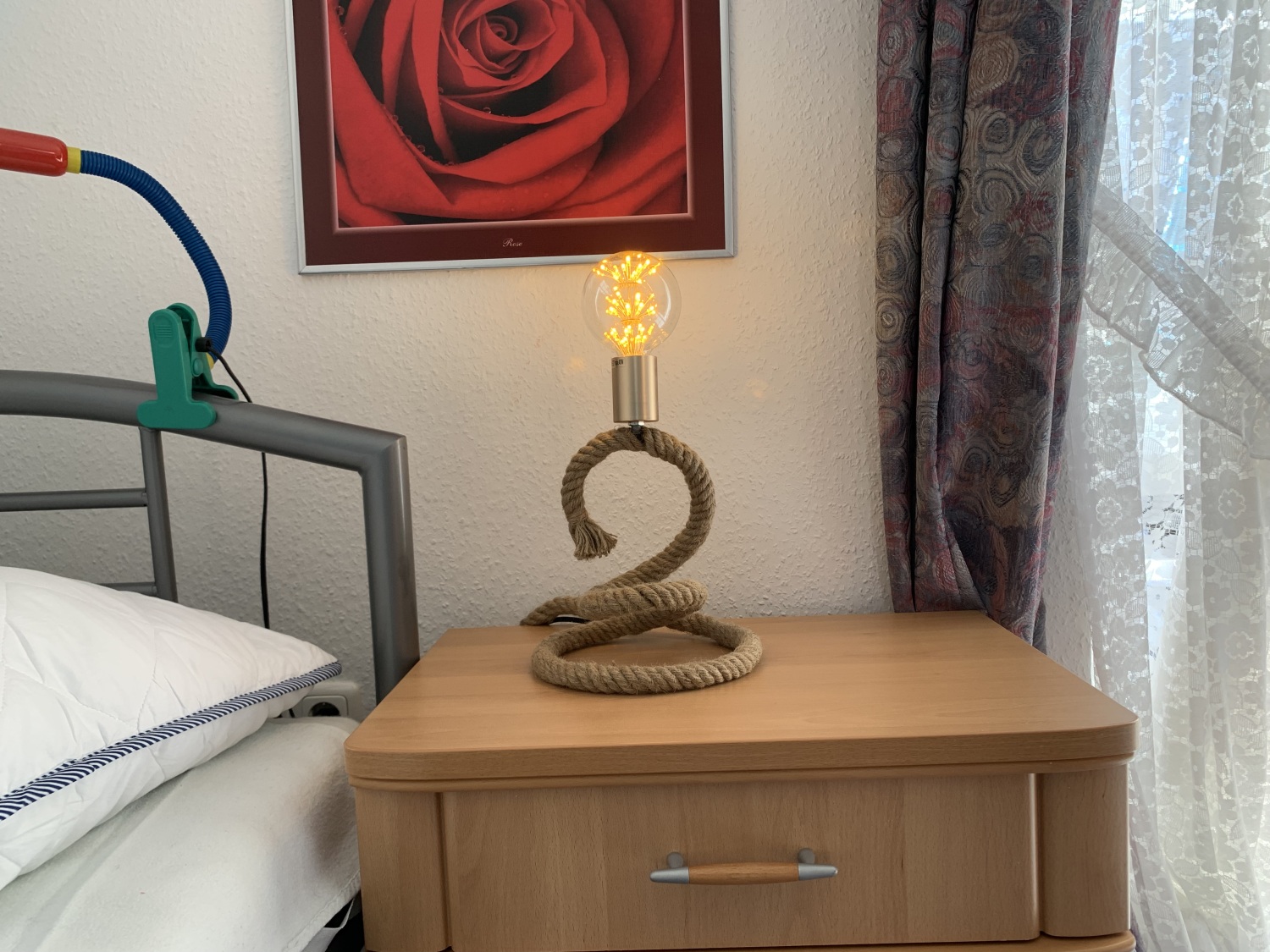 Haus Aquamarin-Urlaub-Buesum-Ferienwohnung-Strand-Nordsee-Smaragd-Schlafbereich-Nachtisch-mit-maritimer-Lampe.jpeg