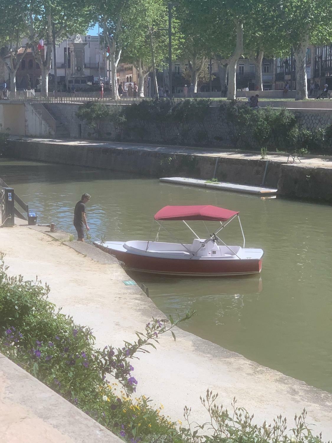 Bateau electrique sur le canal de la Robine N°1.JPG