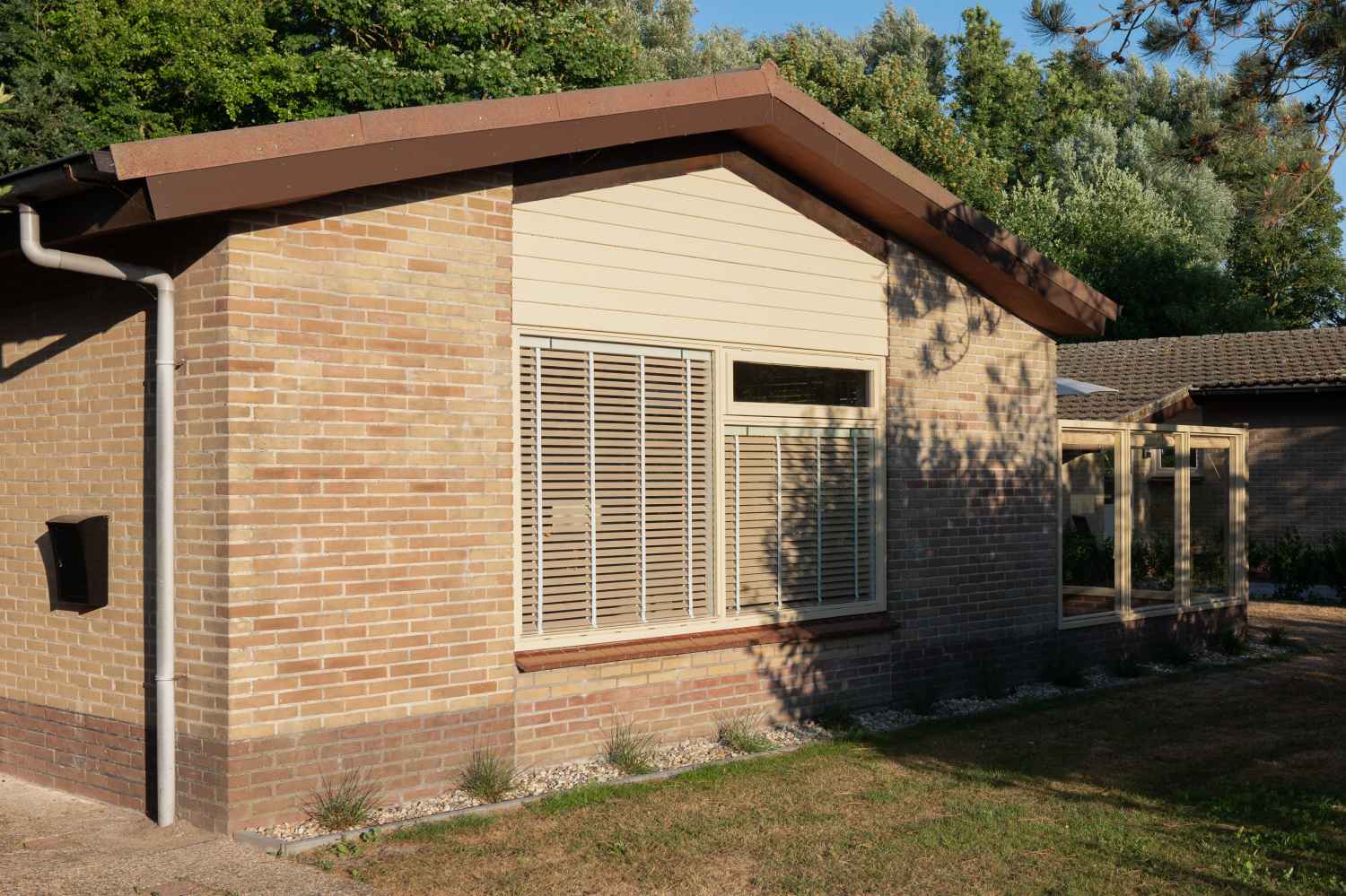 Mamooi - Aussenansicht im Abendlicht.jpg