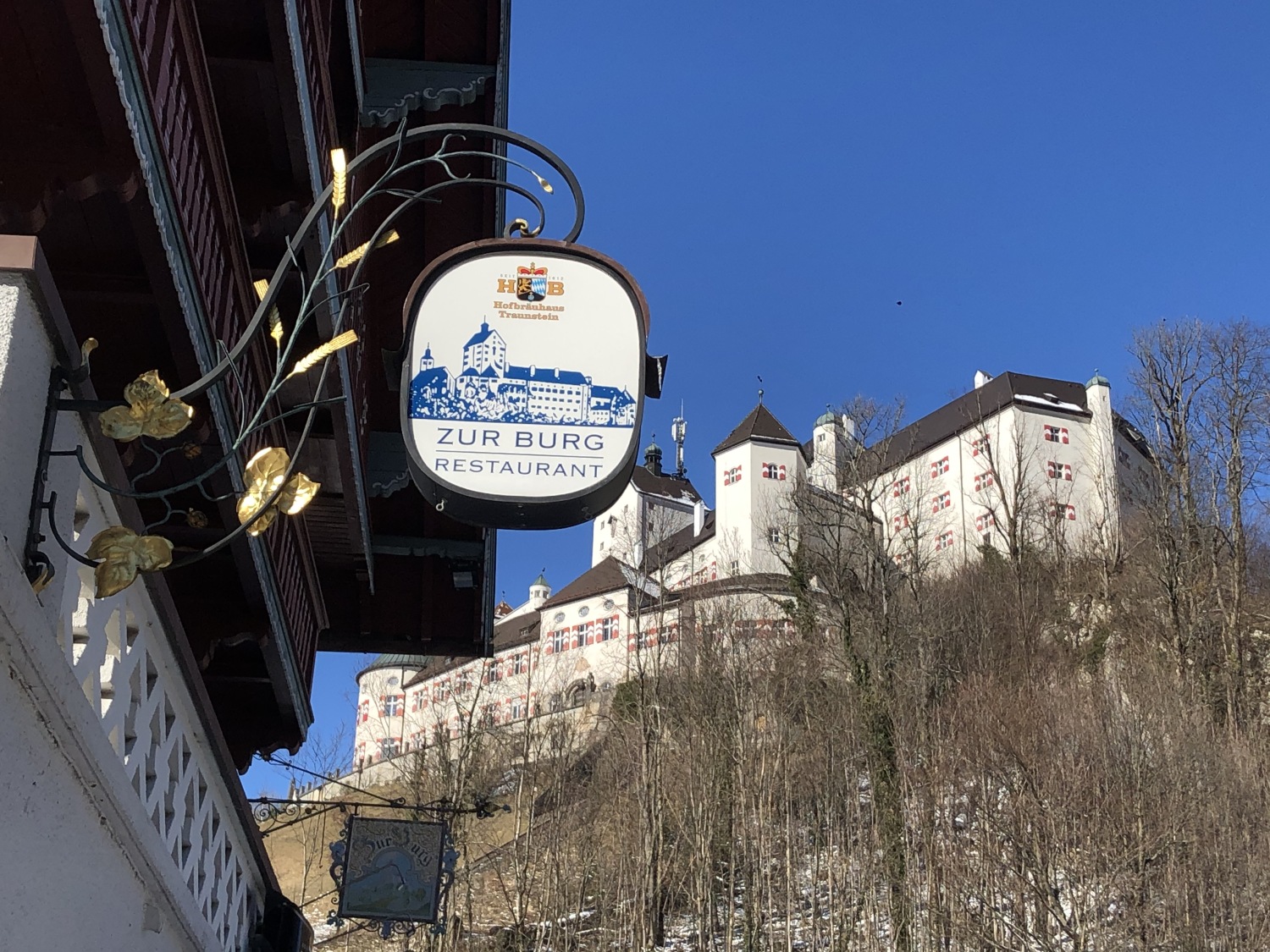 Blick auf Schloss Hohenaschau.JPG