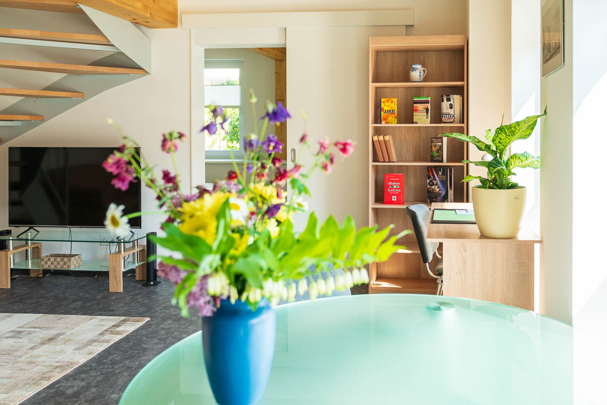 (1) Wohnzimmer, Blick zum Schlafzimmer.jpg