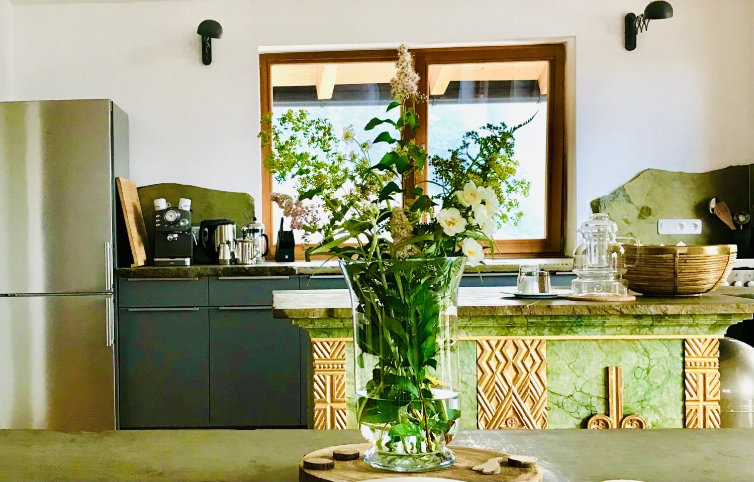 500 ein handbemalter alter Altar wurde als Küchenblock umgestaltet.JPG