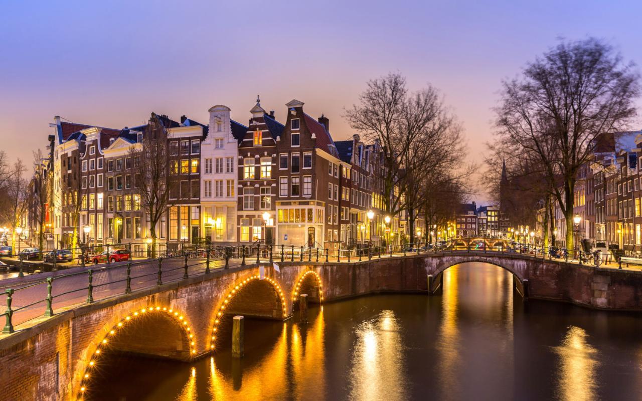 fotobehang-amsterdamse-grachten-in-de-avond.jpg