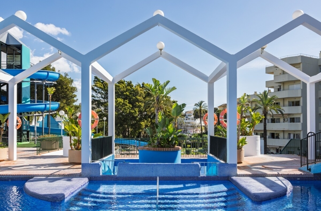 Piscina toboganes pequeños.jpg