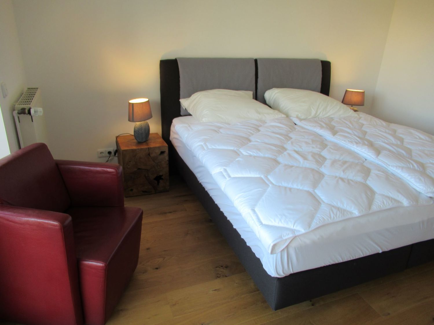 Schlafzimmer oben 2.JPG