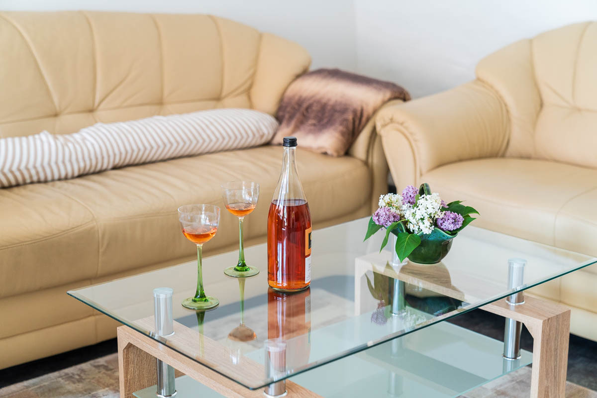 (1) Wohnzimmer, Couchecke mit Wein und Flieder.jpg