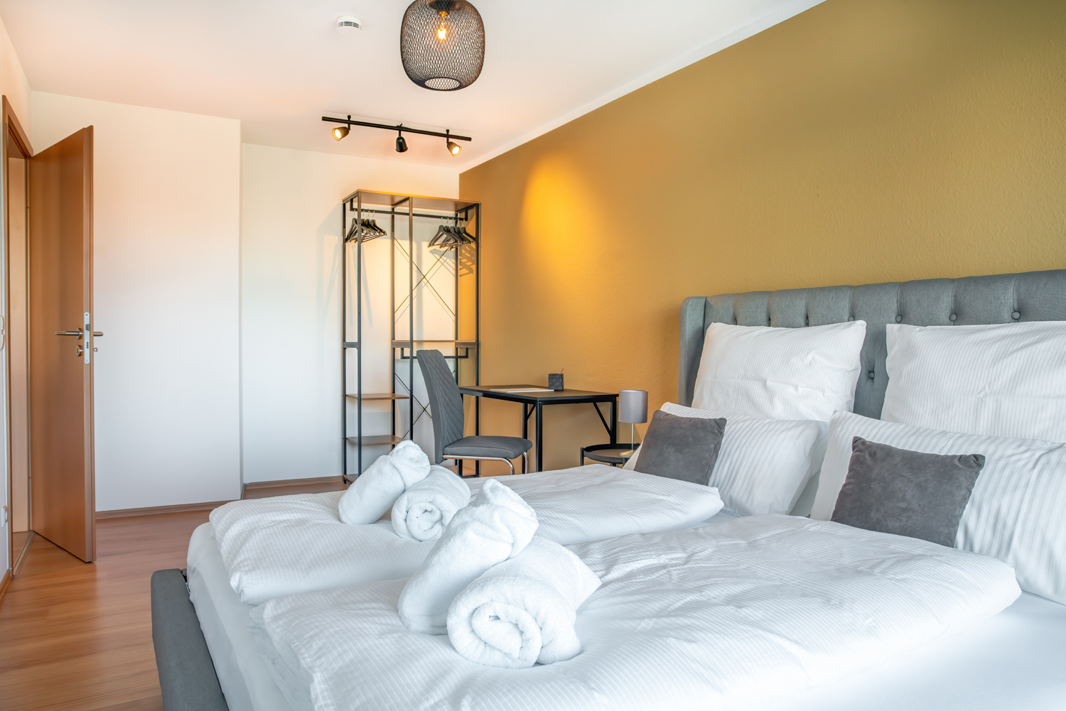 Schlafzimmer mit kleinem Arbeitsplatz und kostenlosem WLAN.jpg