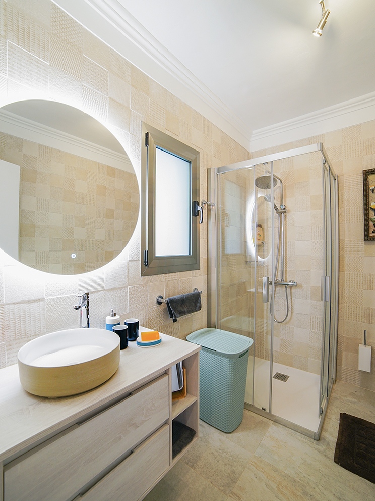 Bad Waschtisch u Dusche.jpg