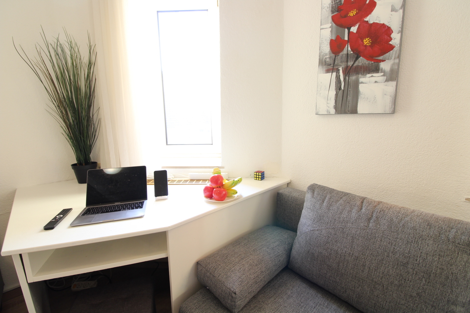 2022-10-26 - 106 - working desk.jpg