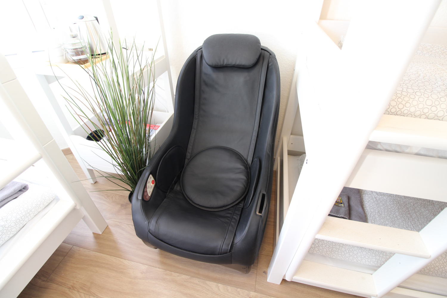 302-room-d-massage-chair_b.jpg