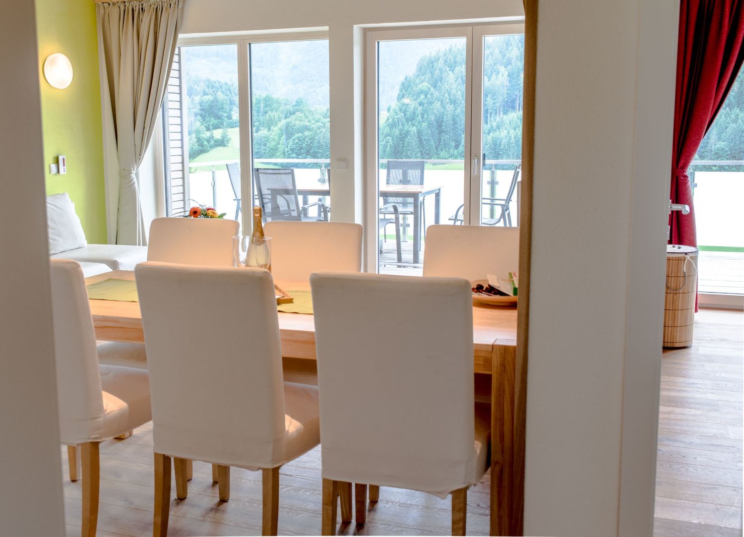 Ferien Spital am Pyhrn - Essbereich im Deluxe Bungalow Mountain View Wood.jpg