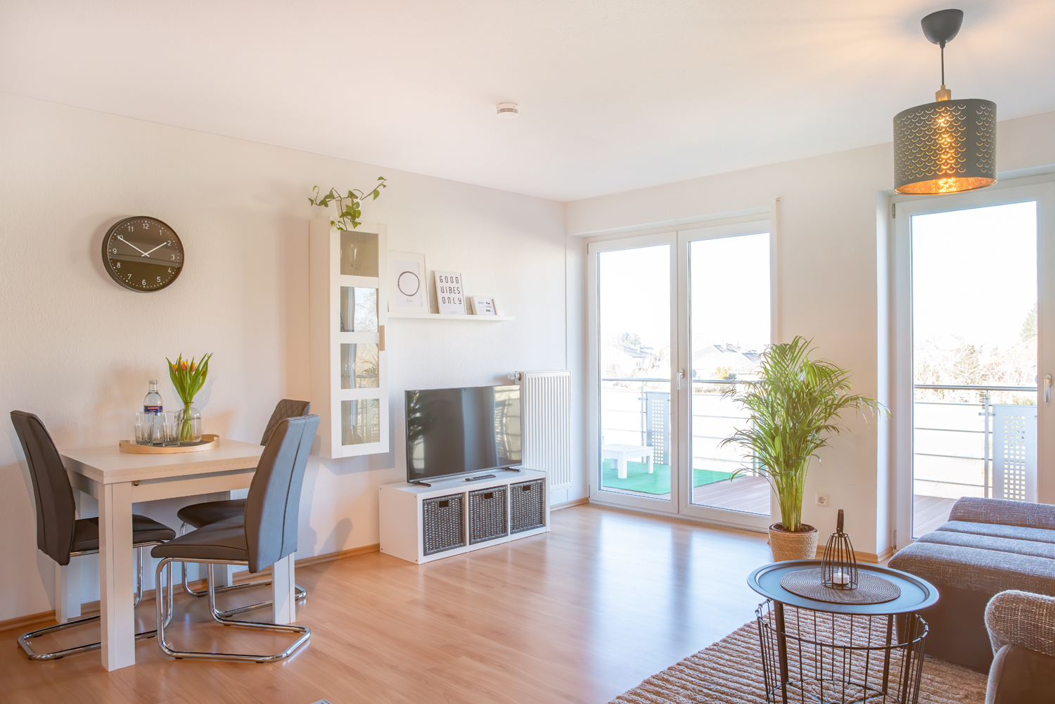 Wohnzimmer mit Essbereich mit Blick auf den Balkon.jpg