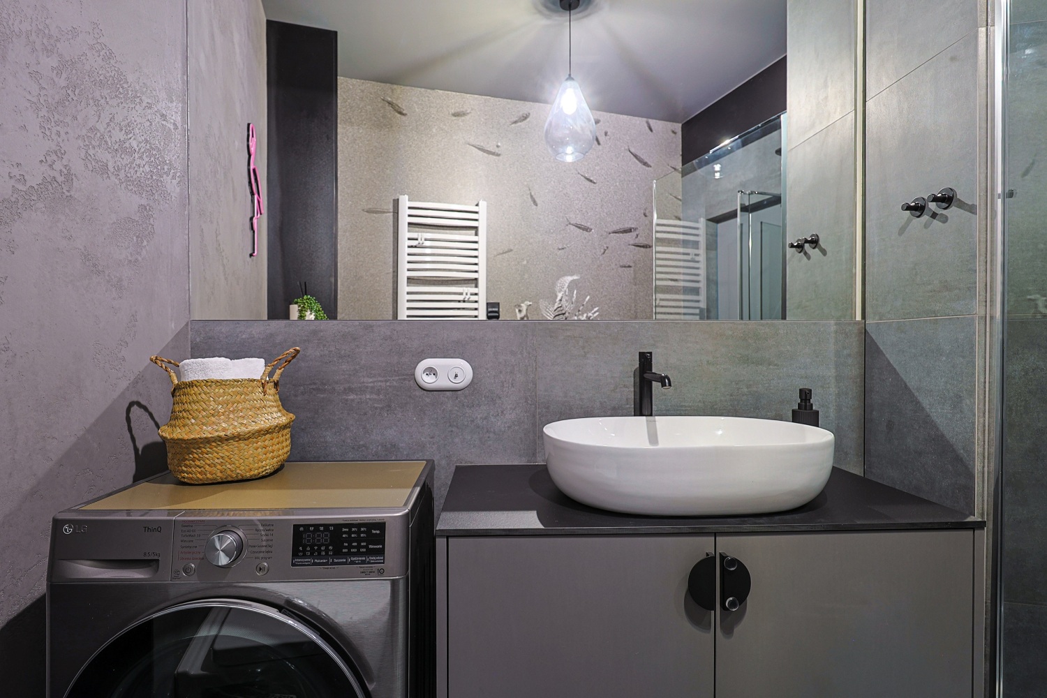 łazienka szafka i umywalka  airbnb twójgospodarz booking1.jpg