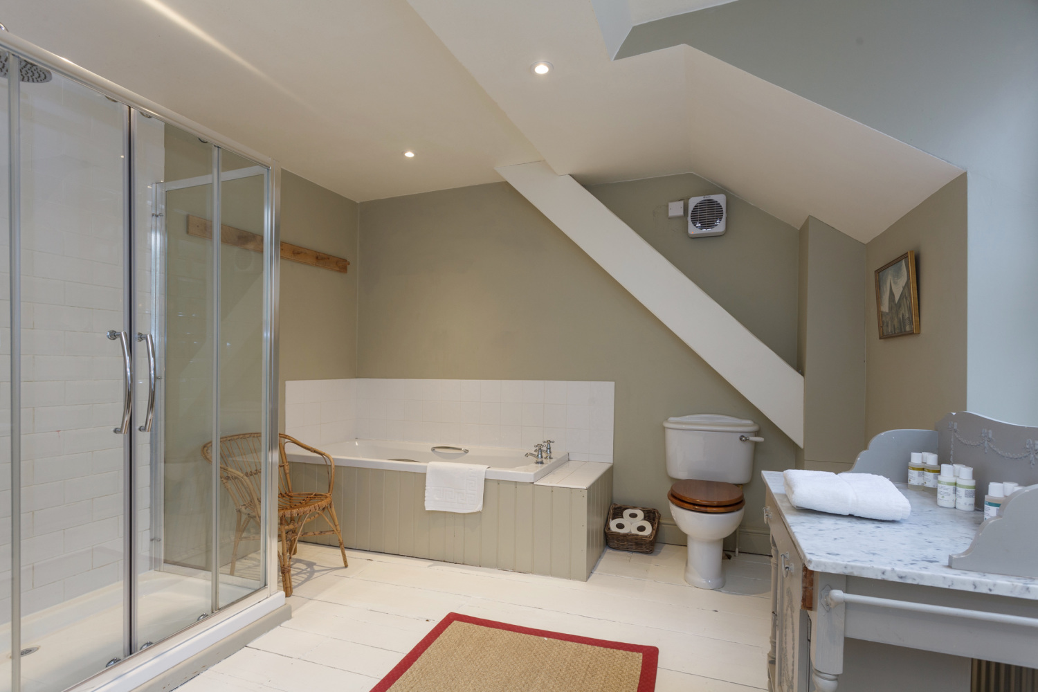 Gate House Large Bathroom.JPG