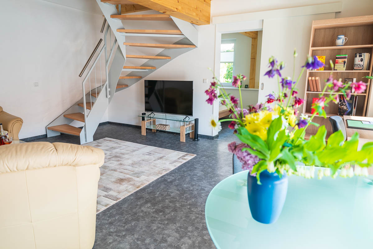 (1) Wohnzimmer, Blick vom Fenster.jpg