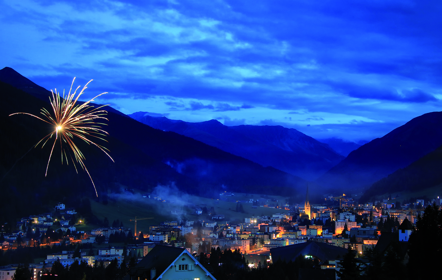 Stadtbild Davos_Feuerwerk_1Aug_TOP.jpg