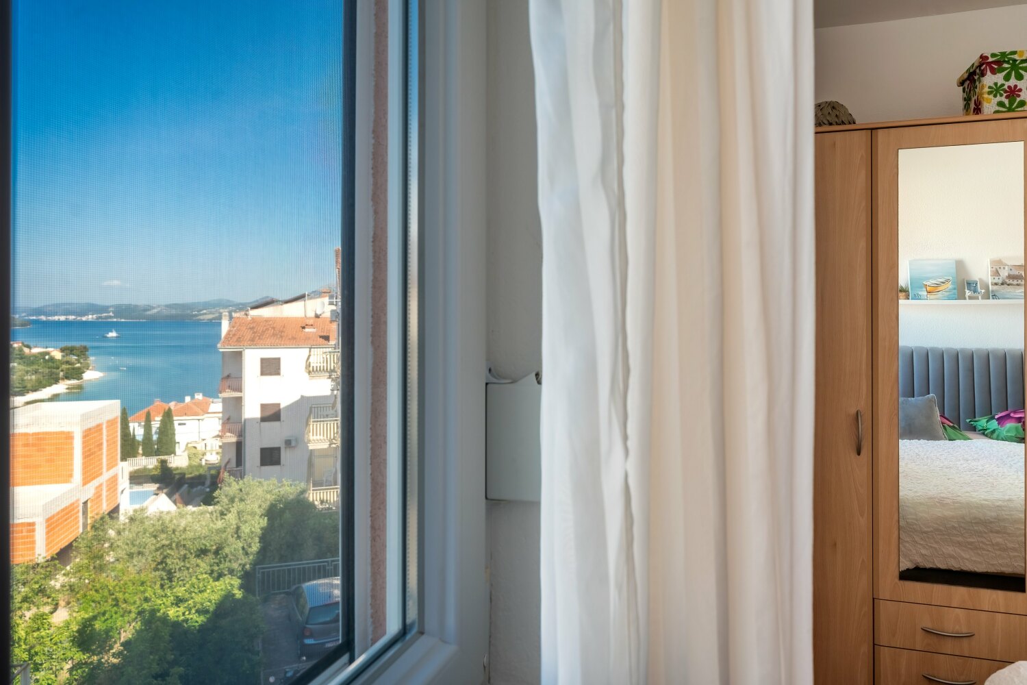 Apartman Okrug Schlafzimmer groß - Fensterblick 19.05.2025.jpg