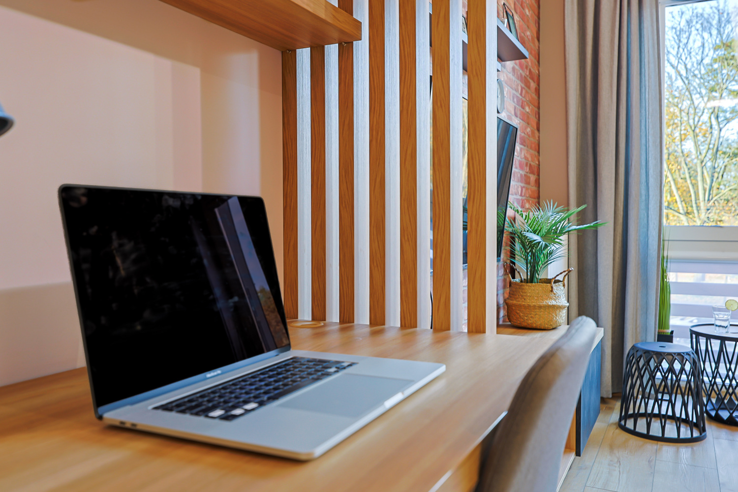 biurko twój gospodarz najem którkoterminowy Łódź.jpeg