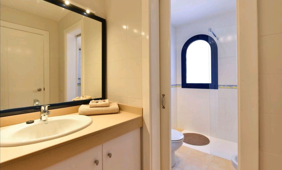 18-09-11 128 Blick in den Waschraum und das Duschbad mit WC und Bidet.jpg