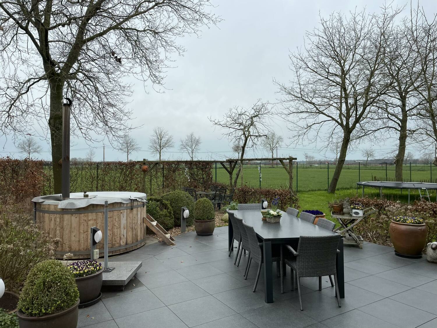 terras met hottub en trampoline.jpg