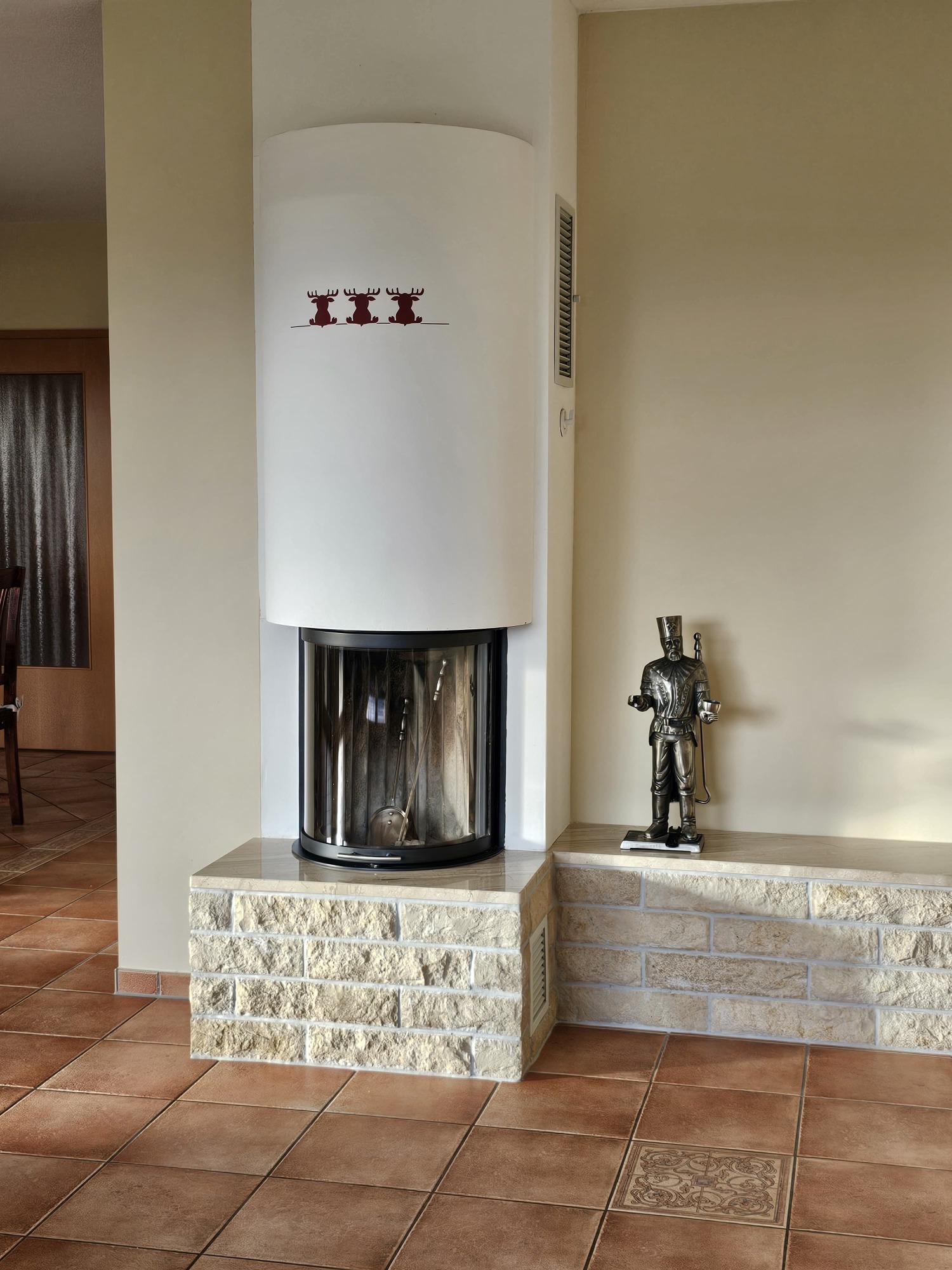 Wohnbereich mit Kamin im Ferienhaus Amadeus