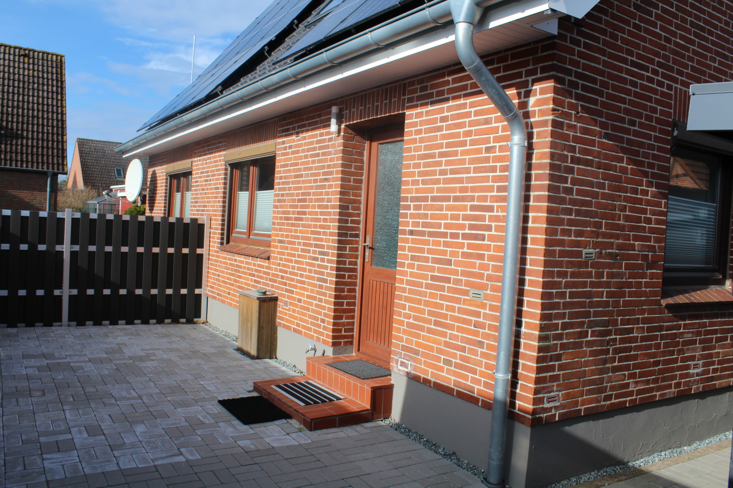 Eingang und Terrasse Erdgeschoßwohnung Harmonie.jpg