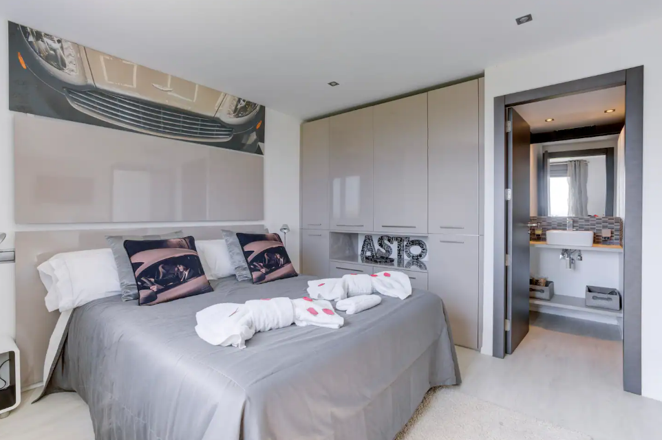 Aston Martin suite 1.png