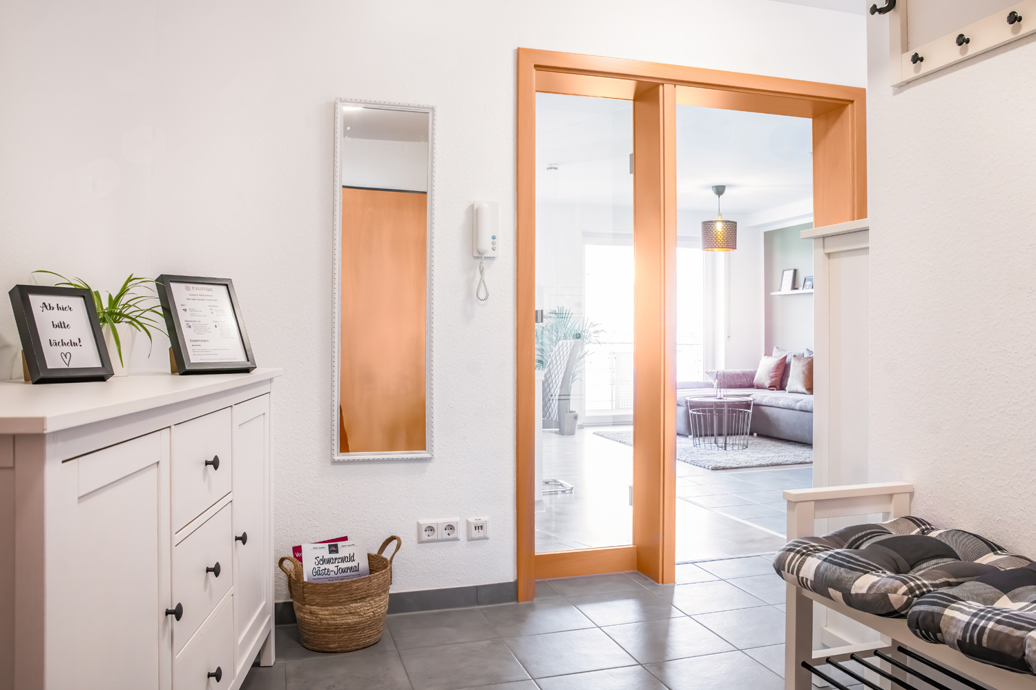 Schöner heller Flur mit Blick in den hellen Wohnbereich.jpg