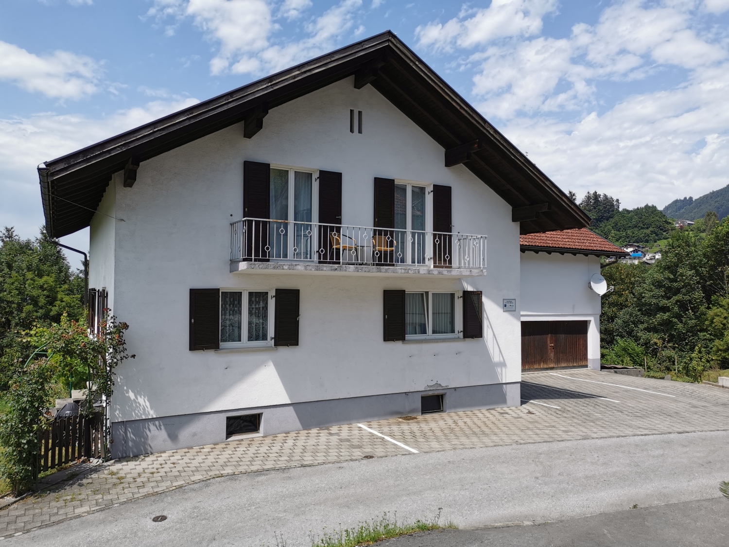 Haus und Parkplätze.jpg