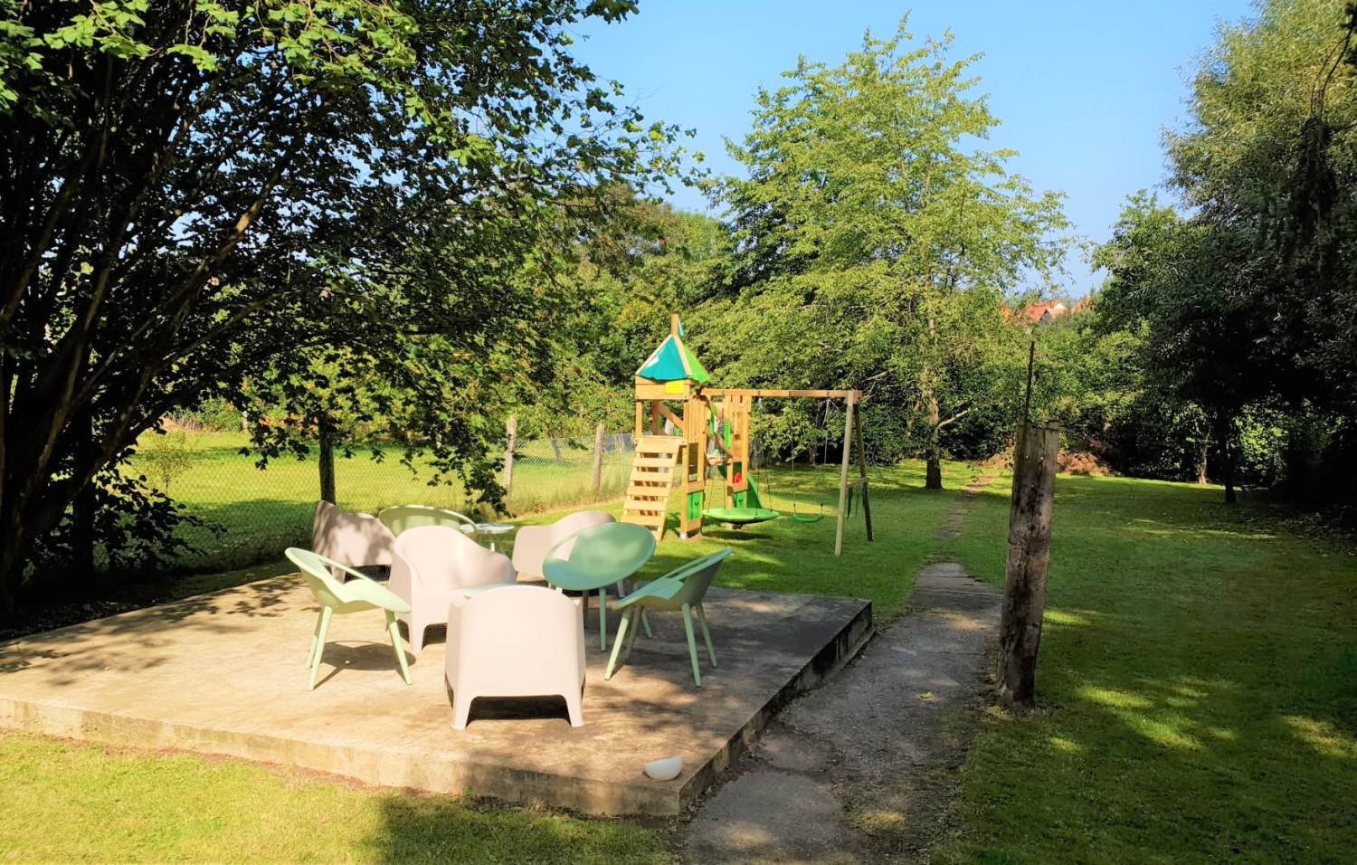 Terasse hinten plus Spielgerät.jpg