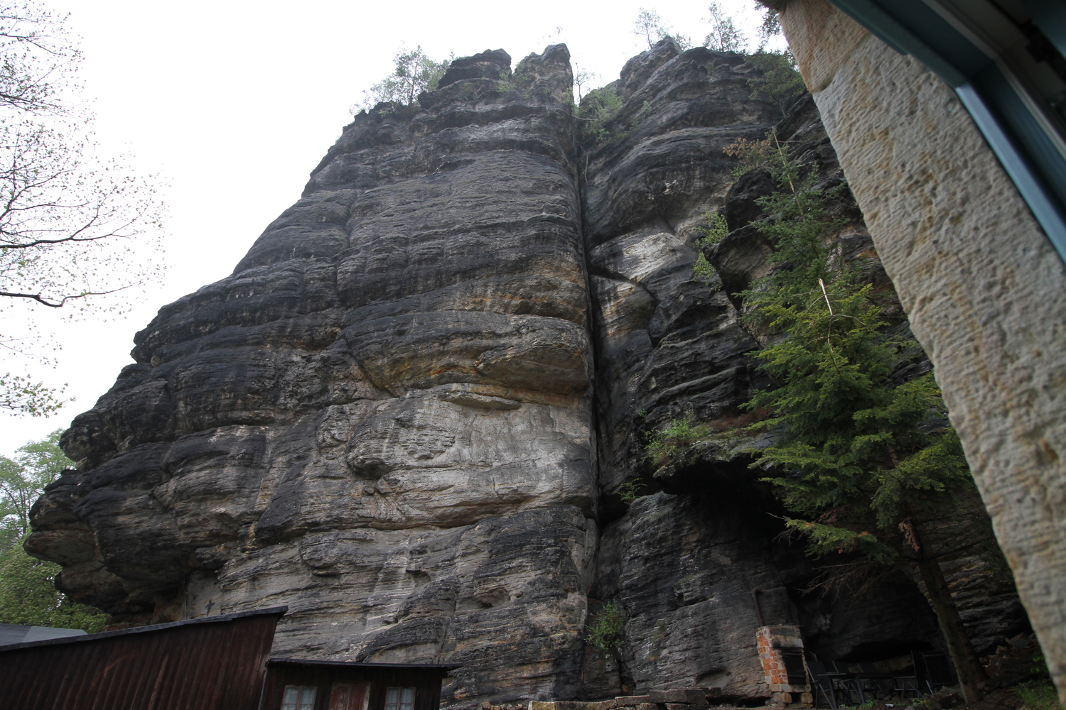 07 Blick aus dem Schlafzimmer auf den Felsen.jpg