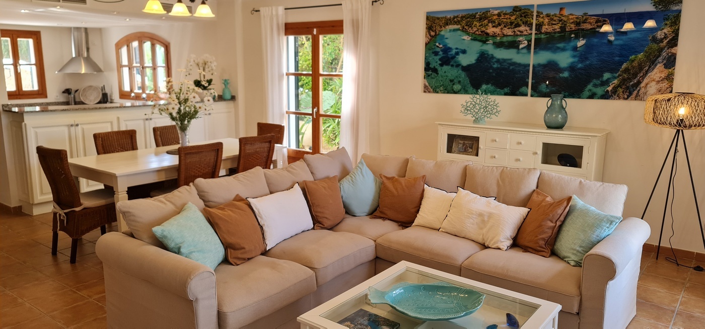 Offenes Wohnzimmer mit Esszimmer und Küche.jpg