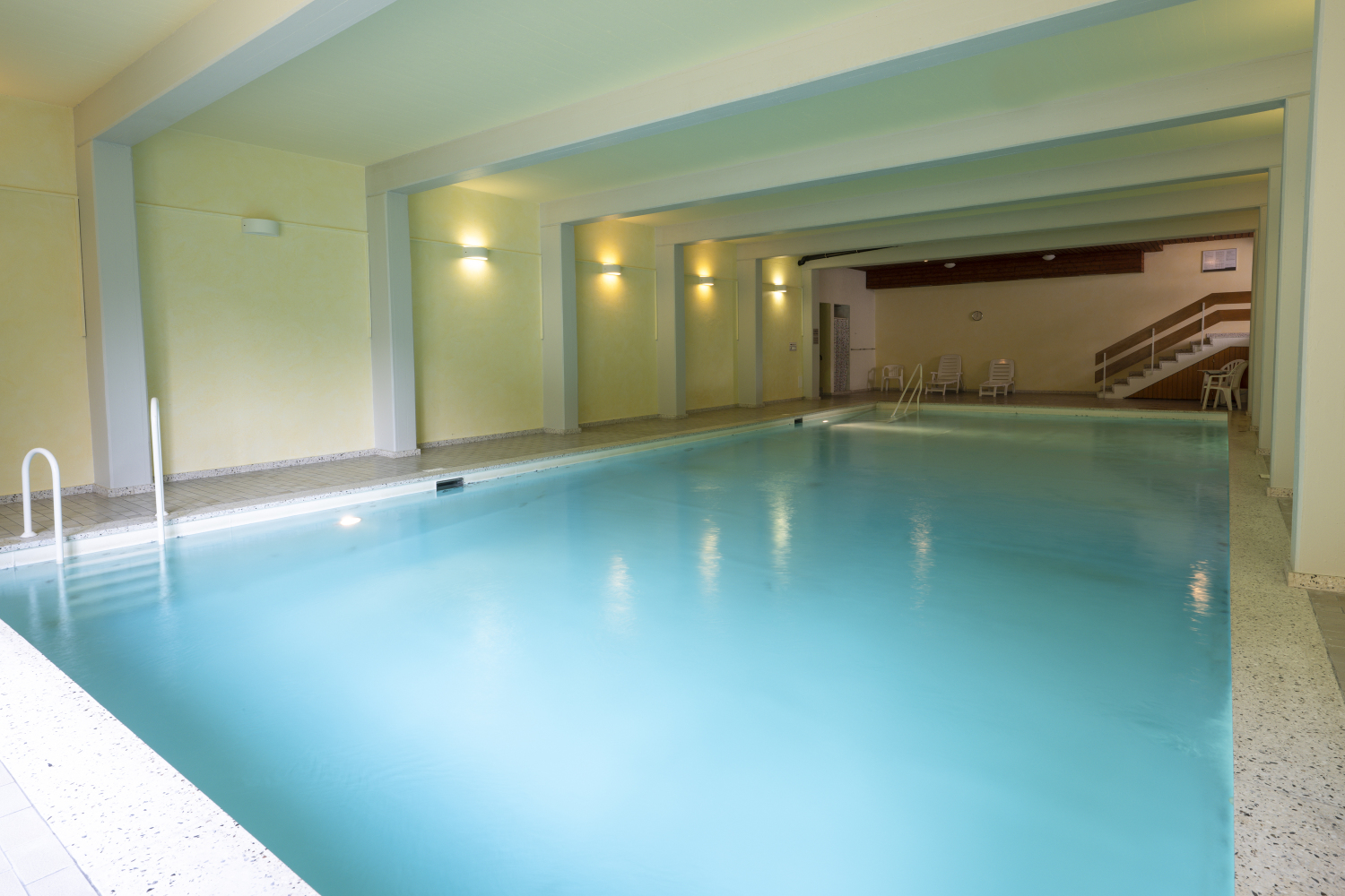 Hallenbad Casa Irmella 12 Arosa.jpg