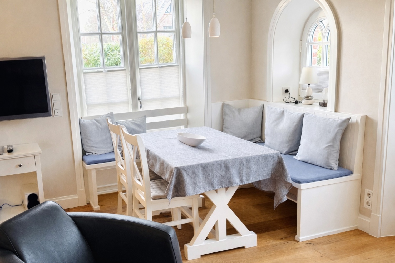 Lichtdurchfluteter Essbereich im Eck.jpg