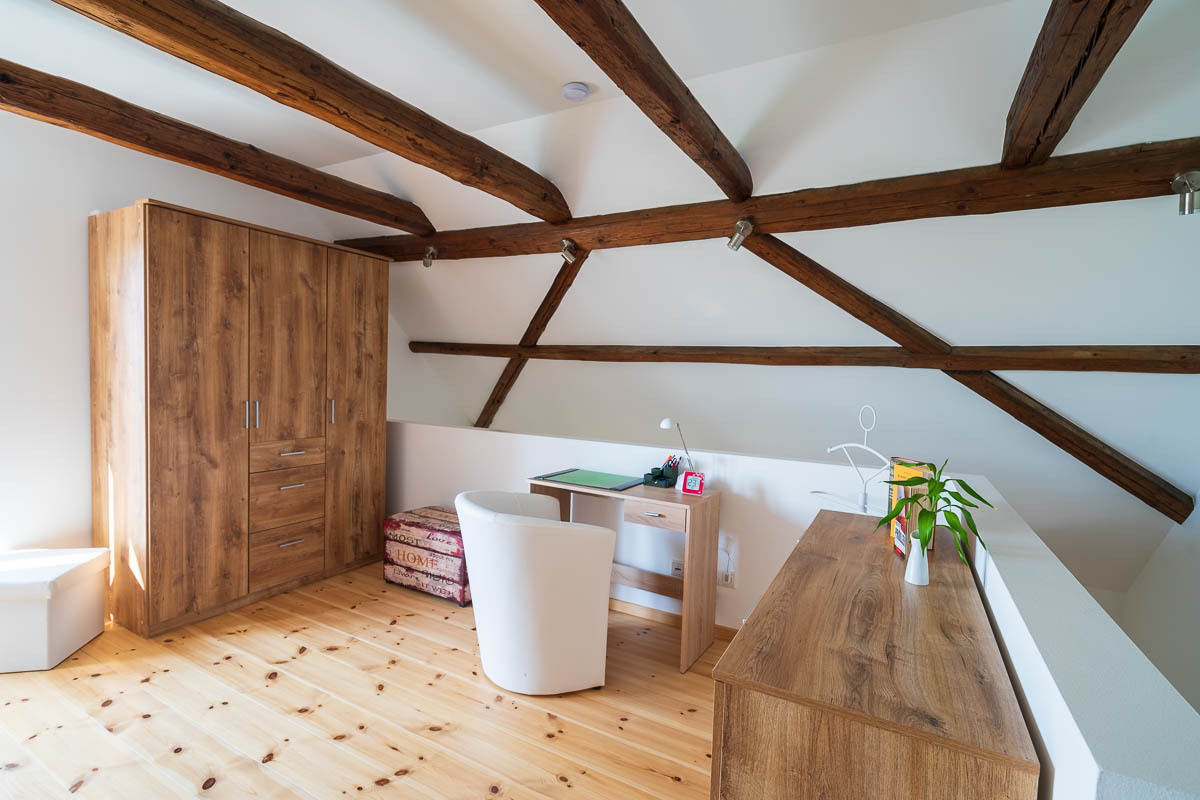 (2) Schlafzimmer, Blick zum Kleiderschrank.jpg