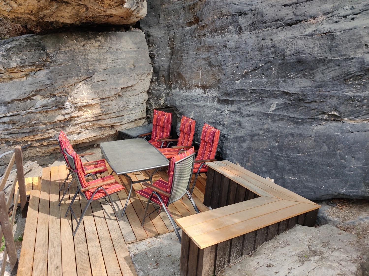 5. Sonnenterrasse am Fels, rechts hinter dem Haus 1. 20220506_105834.jpg