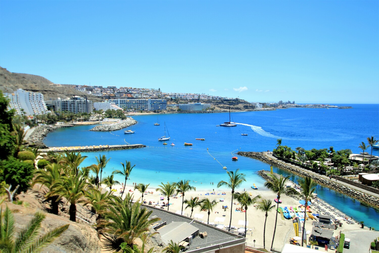 31.Anfi stranden, utsikt mot Patalavaca og Arguineguin.jpg