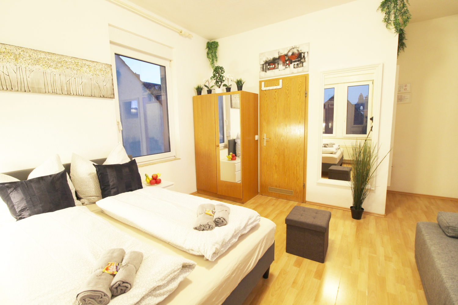 2022-10-26 - 303 - bedroom other direction_b.jpg