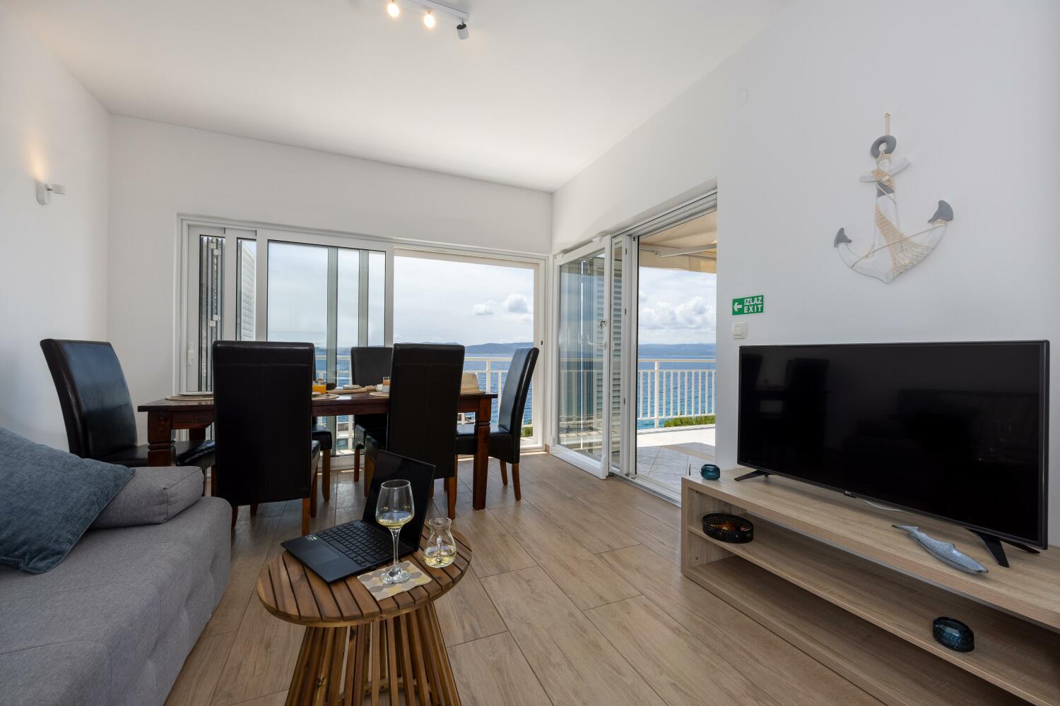 6_a42_interior4b - tiny800kb.jpg