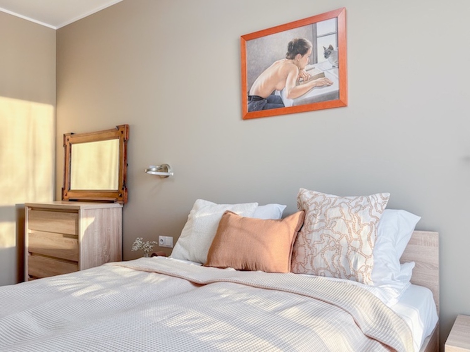 jasna przestronna sypialnia łódź mieszkanie airbnb booking.jpg