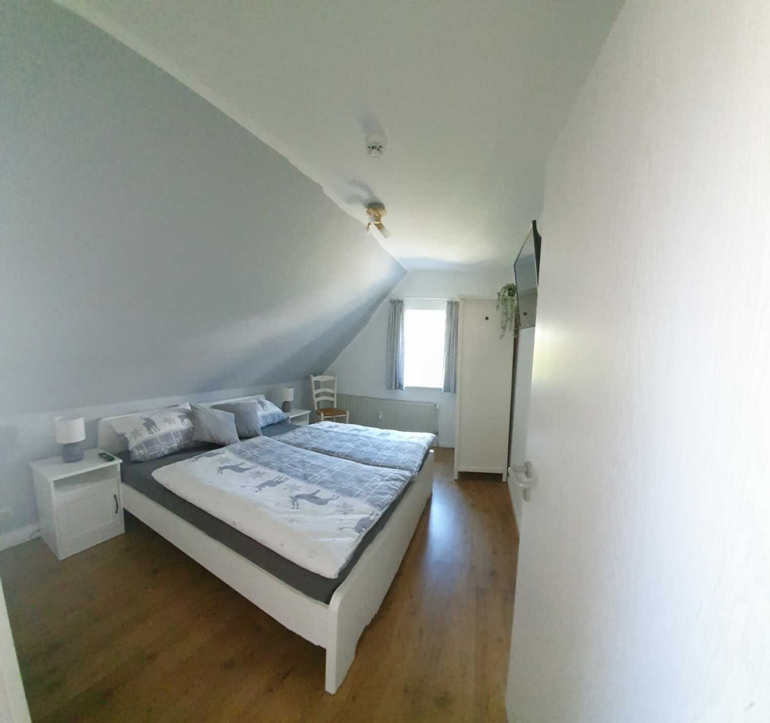 Schlafzimmer + TV.jpg