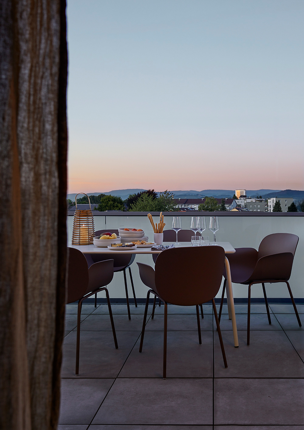 matt-apartments-offenburg-dachterrasse-essbereich-aussicht-berge2.jpg