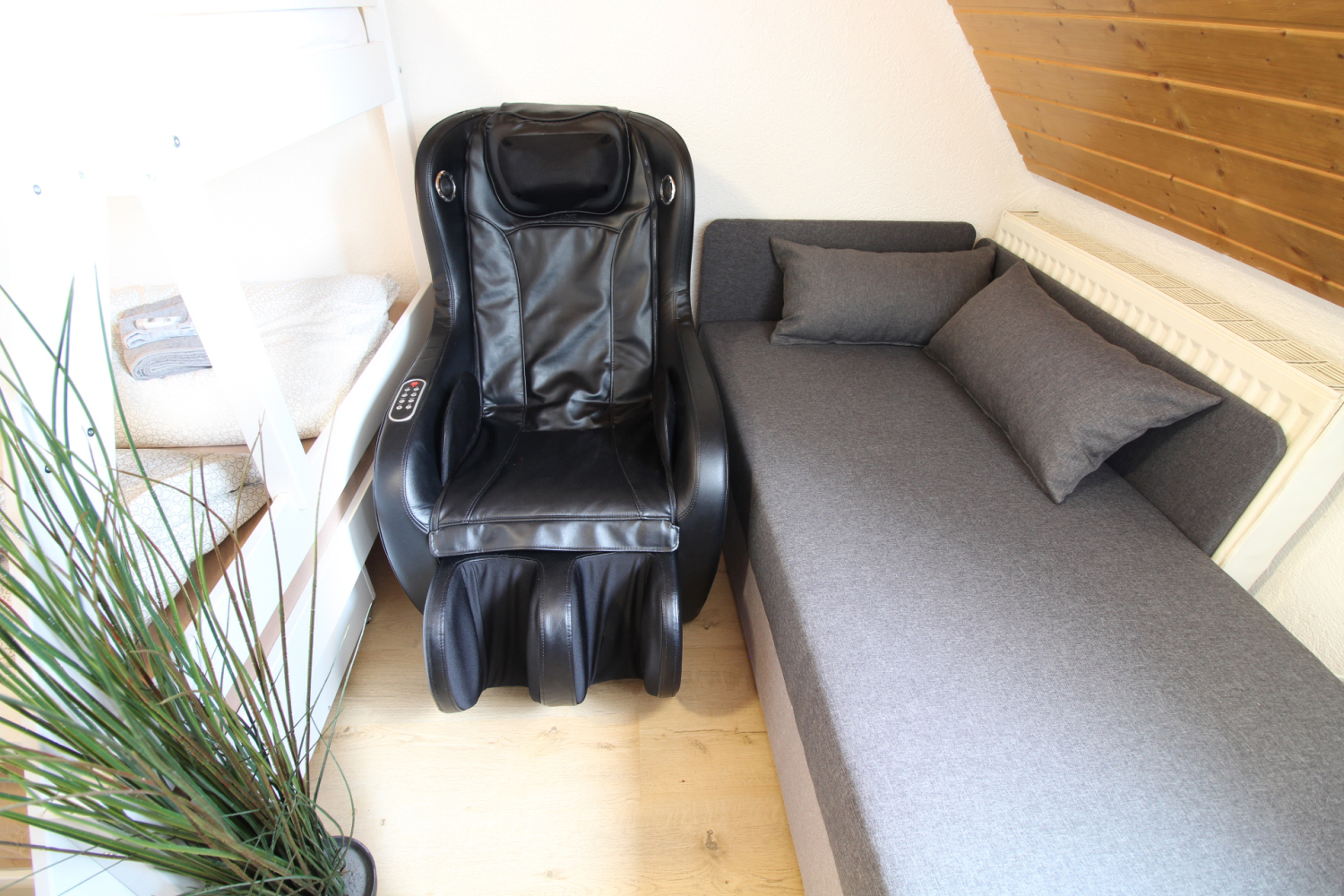 2024-11-14 - 401 massage chair_b.jpg