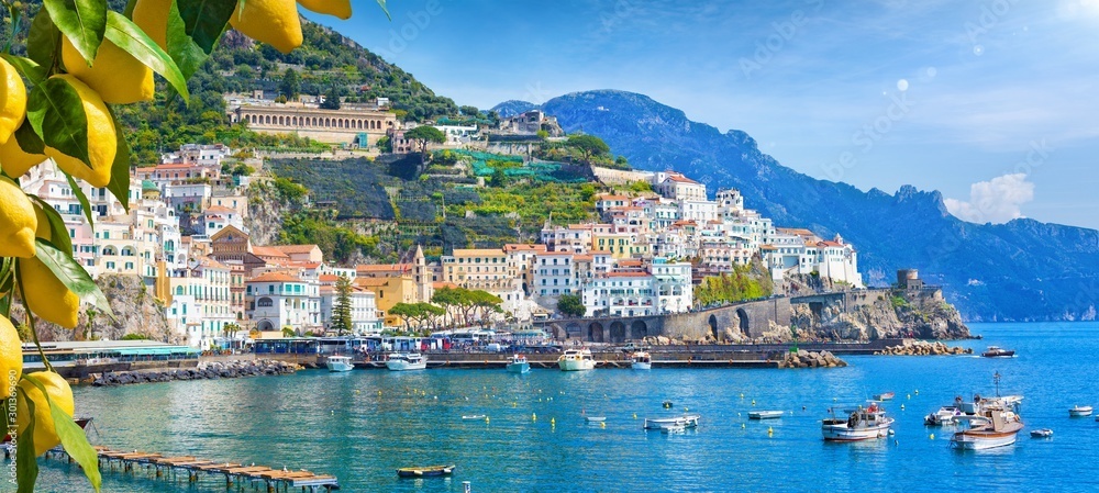 AdobeStock_301369690_Vista amalfi e limoni.jpeg