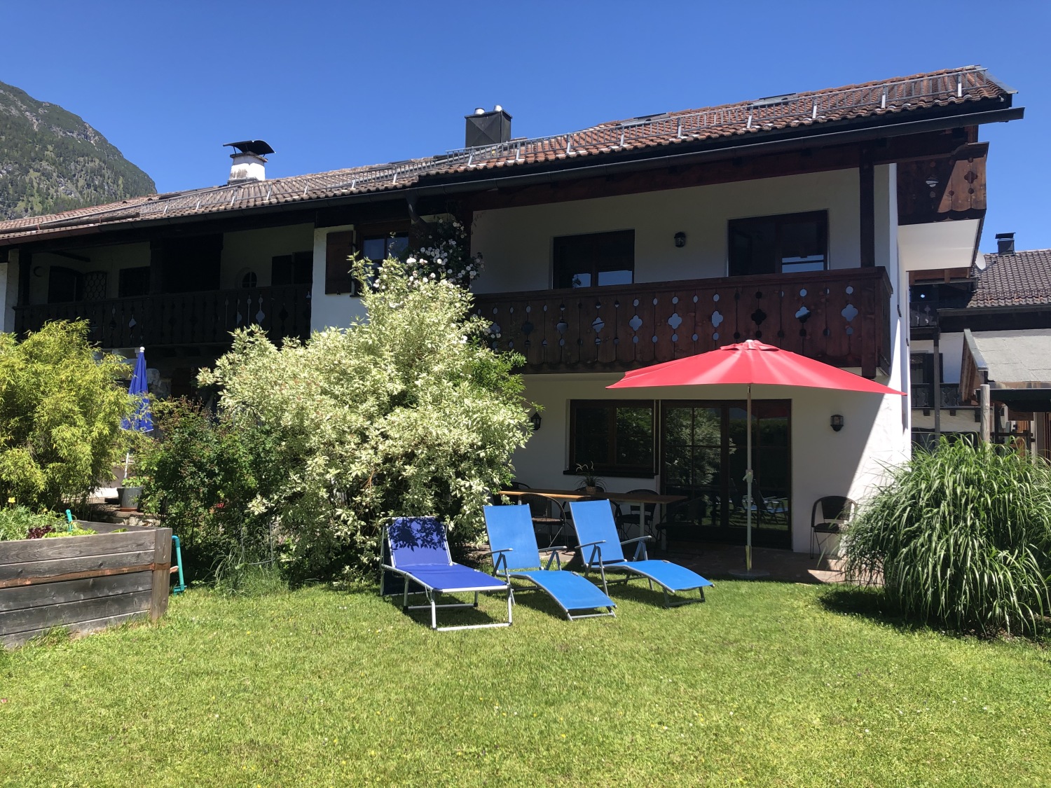 ferienwohnung_trenkwalder_garmisch_angelika_ferienhaus_garten.JPG