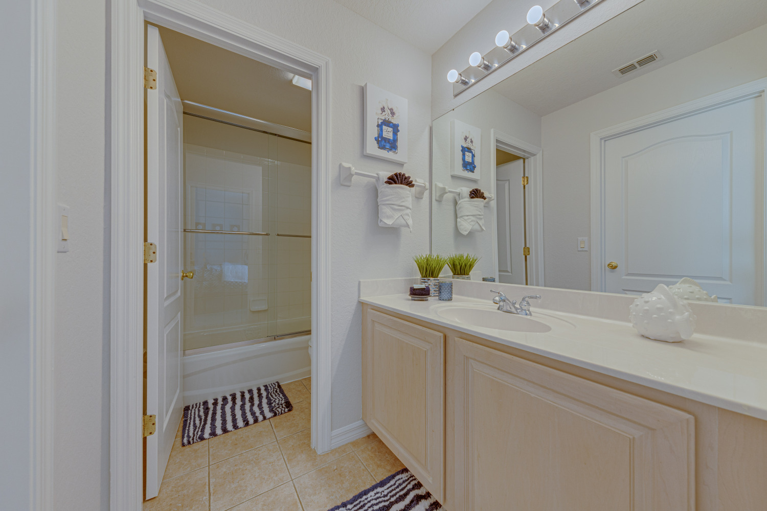 37-Upstairs Queen Bathroom.jpg