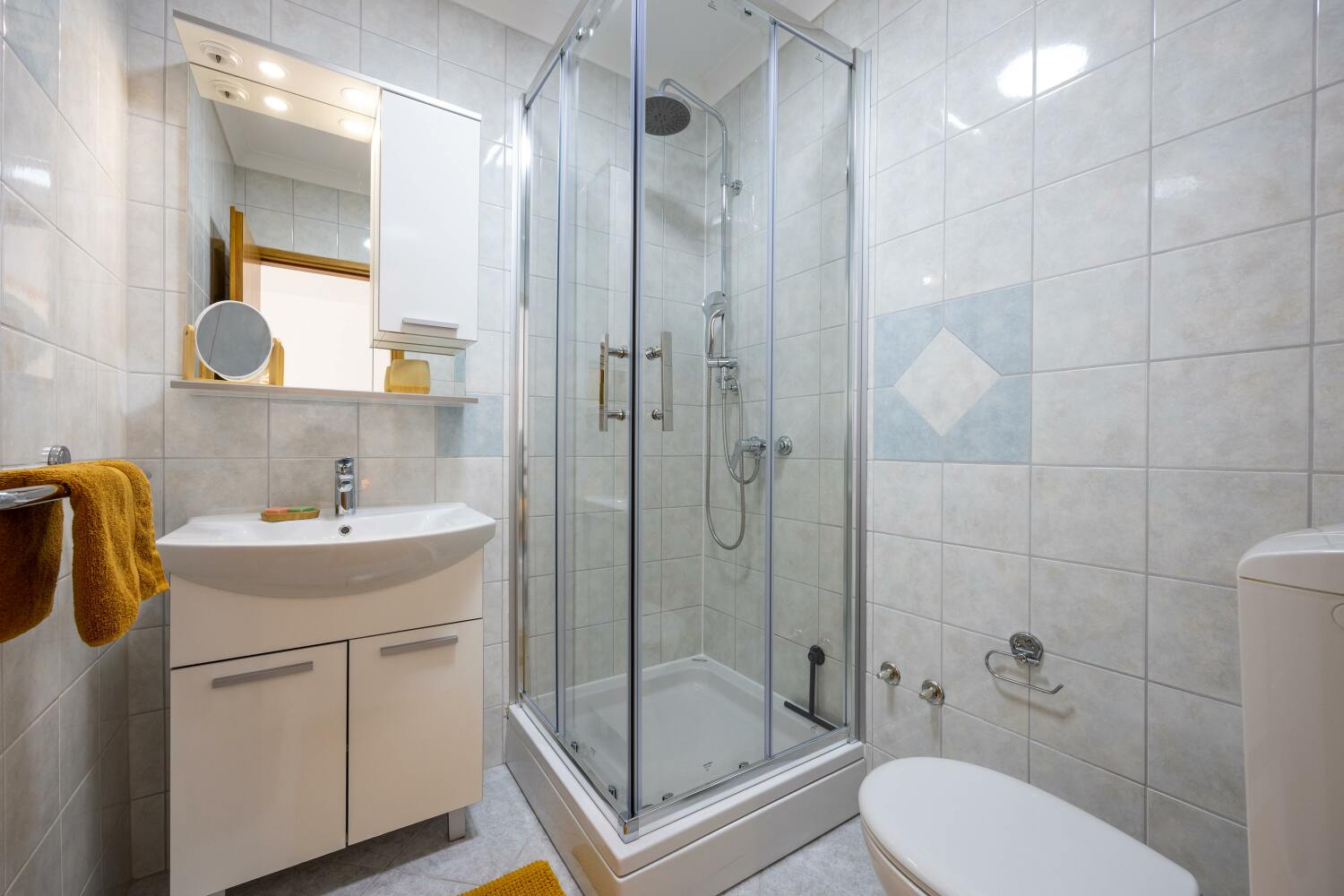 1_a22_bathroom1a - tiny800kb.jpg