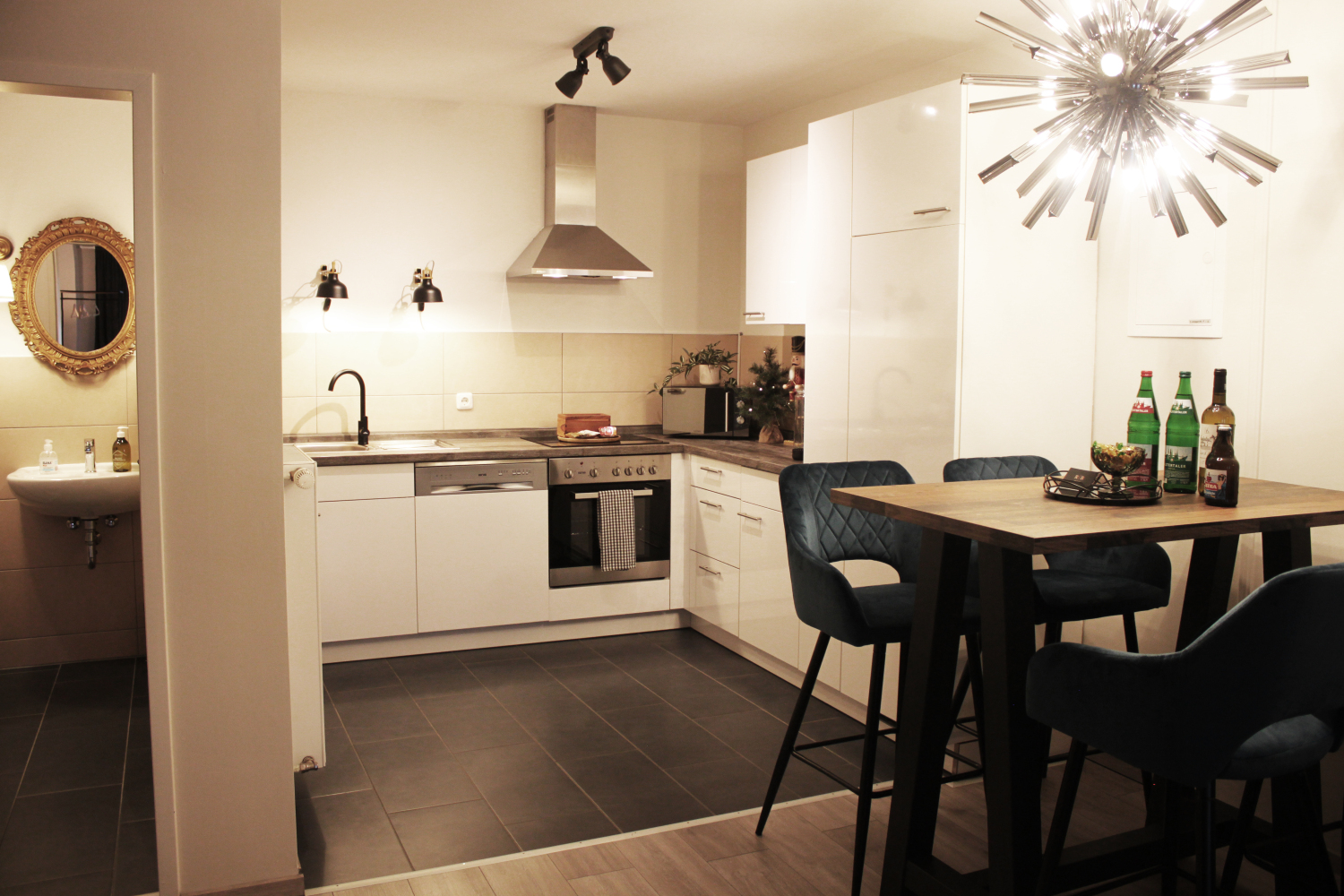 Küche mit Essbereich.JPG