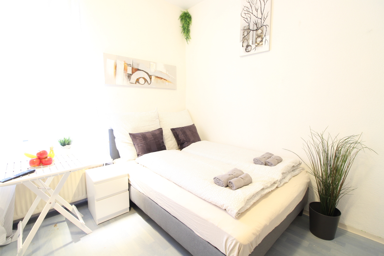 305 - Bed2 plus handpainted art.jpg